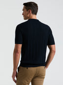 Polo Tipo Sweater Azul Dark Sapphire con Rayas Mesh y Cuello Abierto