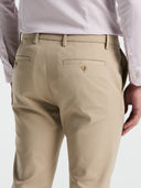 Pantalón Beige con Diseño Clásico