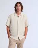 Camisa de manga corta con cuello camp y textura arrugada