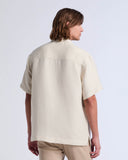 Camisa de manga corta con cuello camp y textura arrugada