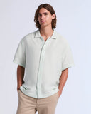 Camisa de manga corta con cuello camp y textura arrugada