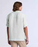 Camisa de manga corta con cuello camp y textura arrugada