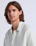 Camisa de manga corta con cuello camp y textura arrugada
