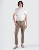Pantalón Chino Slim Fit Elmwood con Stretch y Bolsillos Frontales