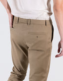 Pantalón Chino Slim Fit Elmwood con Stretch y Bolsillos Frontales