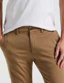 Pantalón Chino Slim Fit Elmwood con Stretch y Bolsillos Frontales