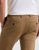 Pantalón Chino Slim Fit Elmwood con Stretch y Bolsillos Frontales