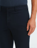 Pantalón Chino Slim Fit Azul Dark Sapphire con Stretch y Bolsillos Frontales