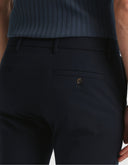 Pantalón Chino Slim Fit Azul Dark Sapphire con Stretch y Bolsillos Frontales