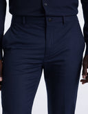 Pantalón Chino Slim Fit Azul Oscuro con Tecnología Stretch y Secado Rápido