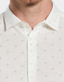 Camisa Slim Fit Bright White Marfil con Micro Print Geométrico