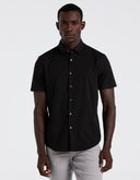 Camisa Slim Fit de Manga Corta Negra con Tejido Dobby Stretch y Cuello Expandible