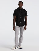 Camisa Slim Fit de Manga Corta Negra con Tejido Dobby Stretch y Cuello Expandible