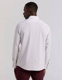 Camisa Slim Fit Blanca con Estampado Geo y Cuello Expandible