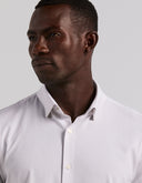 Camisa Slim Fit Blanca con Estampado Geo y Cuello Expandible