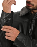 Chamarra Negra Tipo Action Leather con Cuello de Borrega
