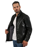 Chamarra Negra Tipo Action Leather con Cuello Alto