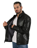 Chamarra Negra Tipo Action Leather con Cuello Alto