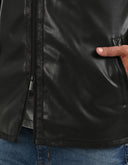 Chamarra Negra Tipo Action Leather con Cuello Alto