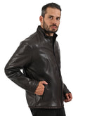 Chamarra Café Oscuro Tipo Action Leather con Cuello Alto