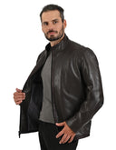 Chamarra Café Oscuro Tipo Action Leather con Cuello Alto