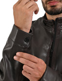 Chamarra Café Oscuro Tipo Action Leather con Cuello Alto