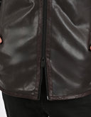 Chamarra Café Oscuro Tipo Action Leather con Cuello Alto