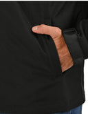 Chamarra Negra Acolchada con Cuello Alto