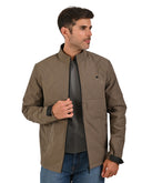 Chamarra Taupe Oscuro Acolchada con Cuello Alto