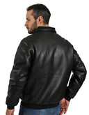 Chamarra Negra Tipo Action Leather con Cuello Clásico