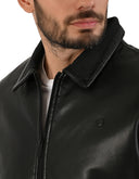 Chamarra Negra Tipo Action Leather con Cuello Clásico
