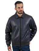 Chamarra Azul Marino Tipo Action Leather con Cuello Clásico