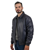 Chamarra Azul Marino Tipo Action Leather con Cuello Clásico