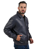 Chamarra Azul Marino Tipo Action Leather con Cuello Clásico