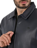 Chamarra Azul Marino Tipo Action Leather con Cuello Clásico